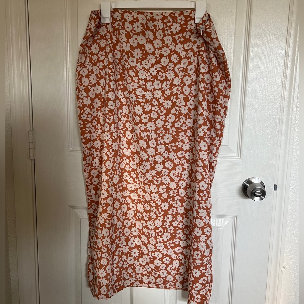 Floral Print Skirt w/ Leg Slit